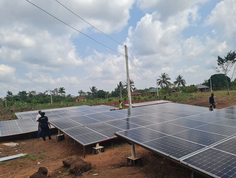 Panele słoneczne są instalowane w społeczności w Nigerii.