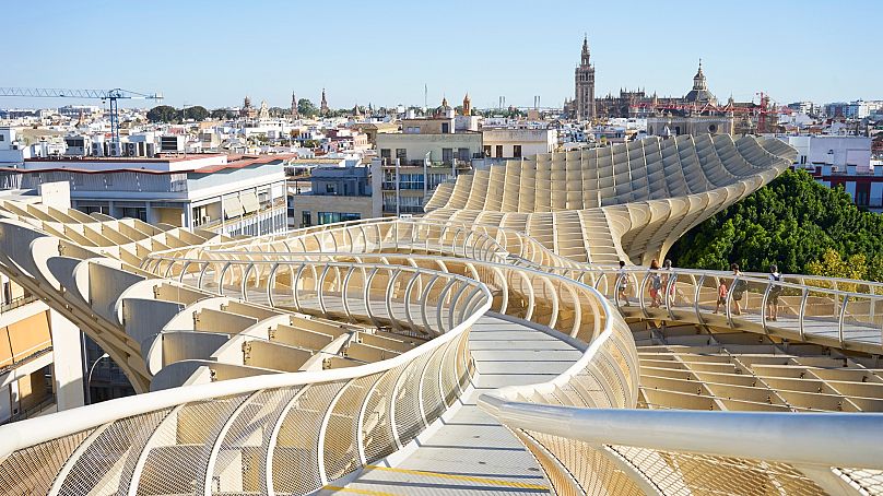 Widok na Sewillę z budynku Metropol Parasol.