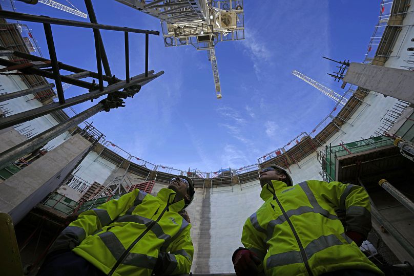 Pracownicy patrzą na plac budowy elektrowni jądrowej Hinkley Point C w Somerset w Anglii.
