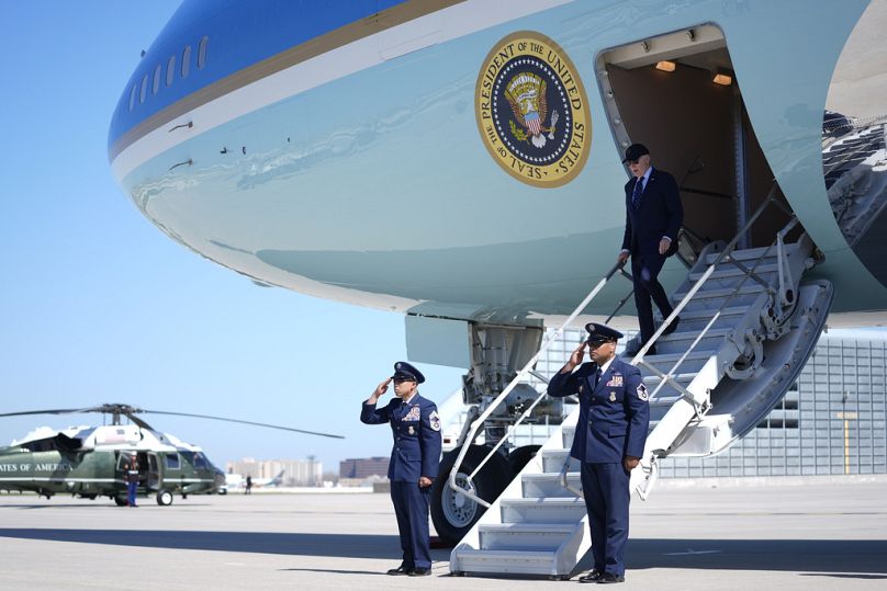 Prezydent USA Joe Biden przylatuje samolotem Air Force One na międzynarodowe lotnisko Chicago O'Hare przed udziałem w zbiórce pieniędzy na kampanię w Chicago, kwiecień 2024 r.
