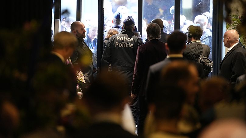 Policja wychodzi głównym wejściem podczas konferencji Narodowego Konserwatyzmu w Brukseli, wtorek, 16 kwietnia 2024 r.