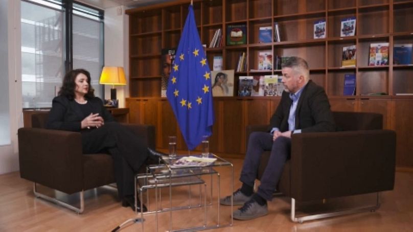 Komisarz UE ds. równości Helena Dalli i reporter Euronews Paul Hackett w Brukseli