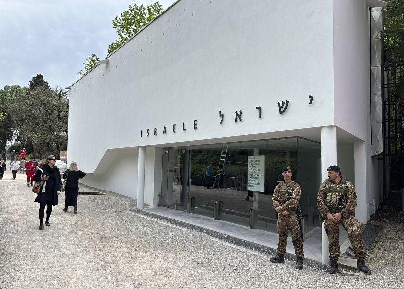 Włoscy żołnierze patrolują izraelski pawilon narodowy na targach sztuki współczesnej Biennale w Wenecji, Włochy, wtorek, 16 kwietnia 2024 r.