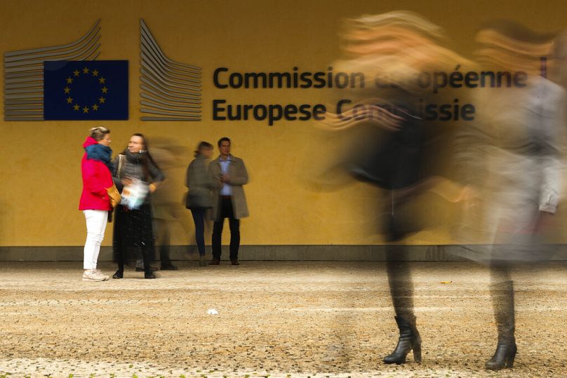 Ludzie chodzą obok siedziby Komisji Europejskiej w Brukseli, październik 2018 r