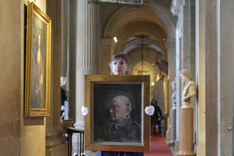 Pracownik Sotheby's pozuje z portretem
