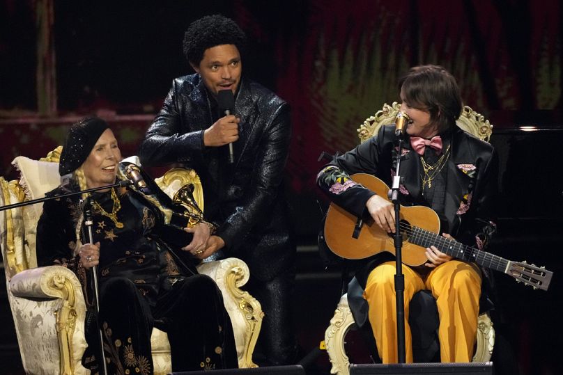 Joni Mitchell, gospodarz Trevor Noah i Brandi Carlile występują podczas 66. dorocznej ceremonii wręczenia nagród Grammy, luty 2024 r.