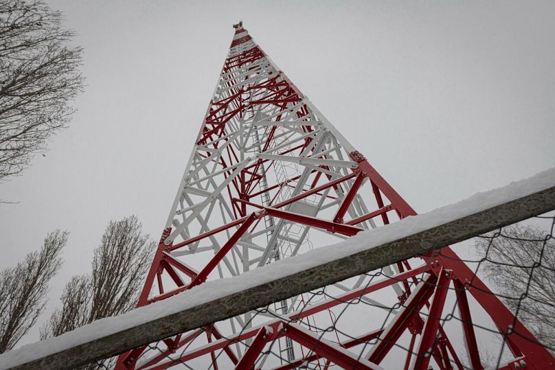 Widok na wieżę telefoniczną ukraińskiego operatora sieci telefonii komórkowej Kyivstar na obrzeżach Kijowa na Ukrainie.