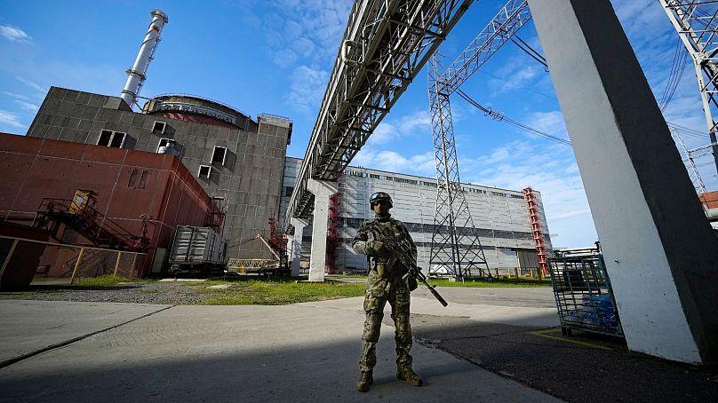 Rosyjski żołnierz patroluje elektrownię atomową w Zaporożu, 1 maja 2022 r