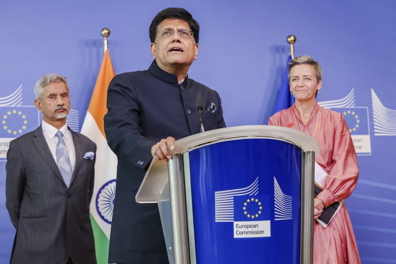 Indyjski minister handlu Piyush Goyal, europejska komisarz Margrethe Vestager i indyjski minister spraw zagranicznych S. Jaishankar w siedzibie UE w Brukseli, maj 2023 r.