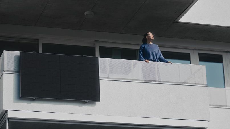 Mieszkańcy bloków przyłączają się do boomu fotowoltaicznego – ze swoich balkonów.
