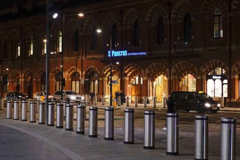St. Widok na międzynarodowy dworzec kolejowy Pancras, ruchliwy węzeł komunikacyjny Wielkiej Brytanii, obsługujący międzynarodowe pociągi Eurostar w Londynie