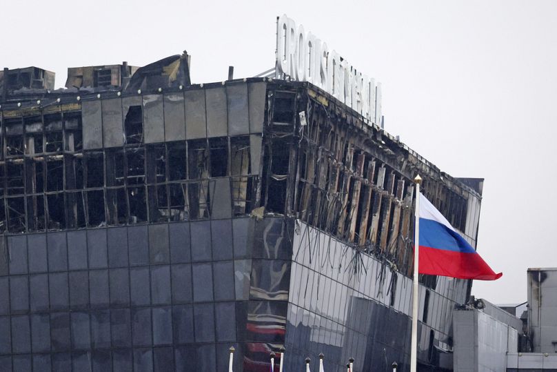 Widok ratusza w Krokusie spalonego po ataku terrorystycznym na zachodnim krańcu Moskwy, Rosja, sobota, 23 marca 2024 r.