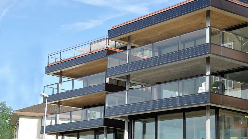 Austria, Francja, Niemcy, Włochy, Polska i Luksemburg przyjęły zachęcające podejście do balkonowych paneli fotowoltaicznych.