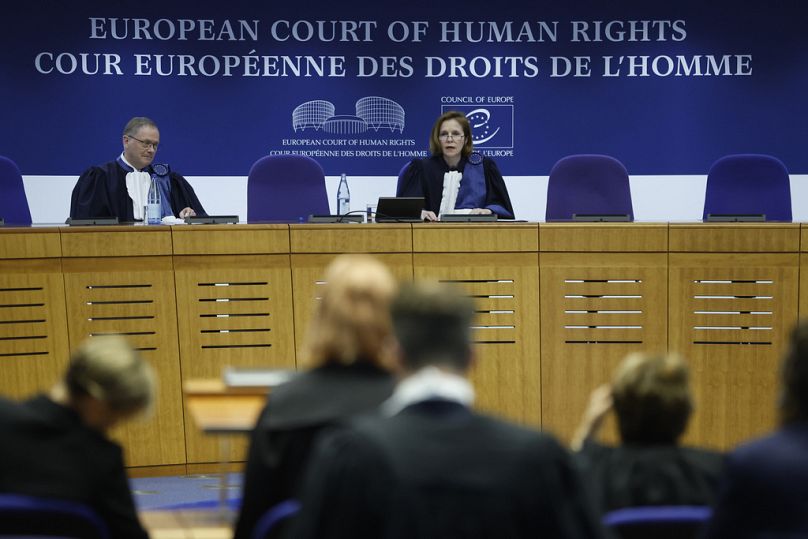 Prezes Europejskiego Trybunału Praw Człowieka Síofra O'Leary, w środku przemawia 9 kwietnia.
