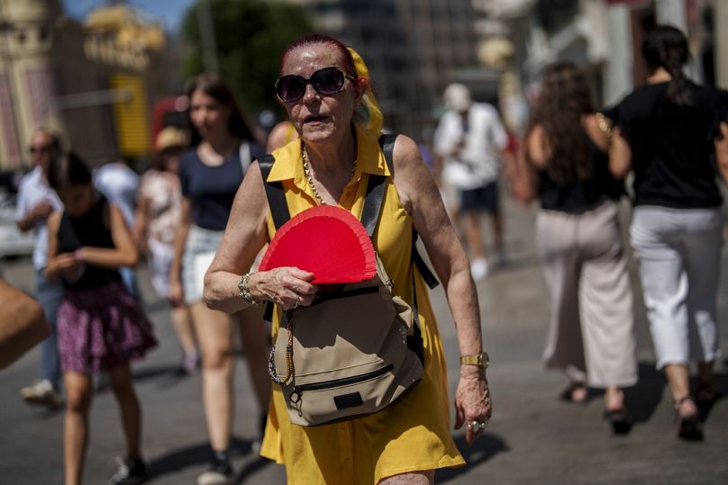 Kobieta wachluje się, aby się ochłodzić podczas fali upałów, Madryt, Hiszpania, 10 lipca 2023 r.