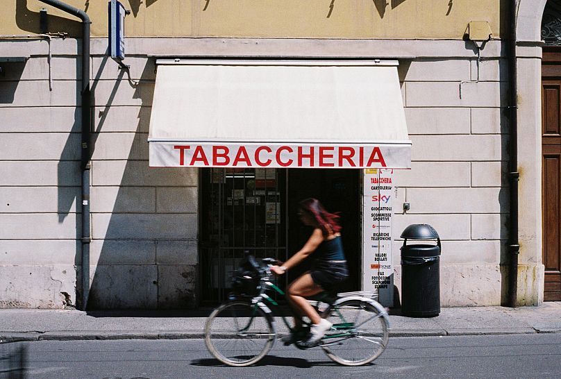 Sprzedawca wyrobów tytoniowych w Modenie.  Wskaźniki zachorowań na raka są wyższe na północy Włoch, chociaż ludzie palą mniej niż na południu.