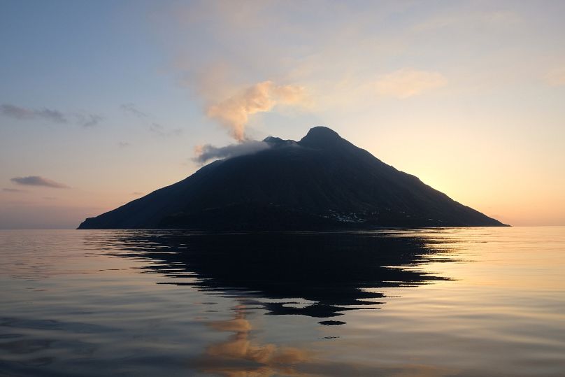 Grupa wysp znana jest z częstych erupcji wulkanów