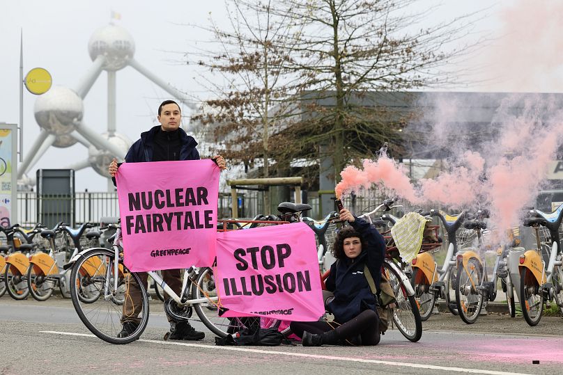 Protestujący demonstrują przed szczytem dotyczącym energii jądrowej w Brukseli, 21 marca 2024 r.