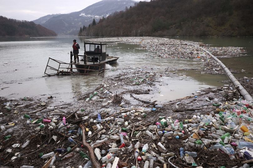 Pracownicy przedsiębiorstwa użyteczności publicznej wypychają odpady na brzeg rzeki Lim w pobliżu Priboj, styczeń 2023 r