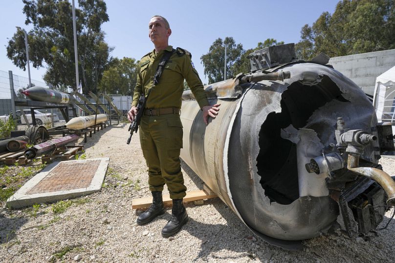 Rzecznik izraelskiej armii kontradmirał Daniel Hagari pokazał mediom jedną z irańskich rakiet balistycznych przechwyconych przez Izrael w weekend kwietnia 2024 r.