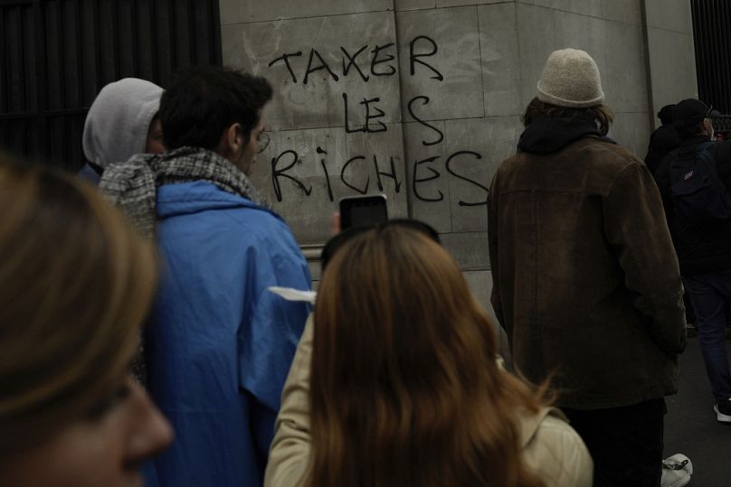 Demonstranci maszerują podczas wiecu przeciwko reformie emerytalnej w Paryżu, kwiecień 2023 r