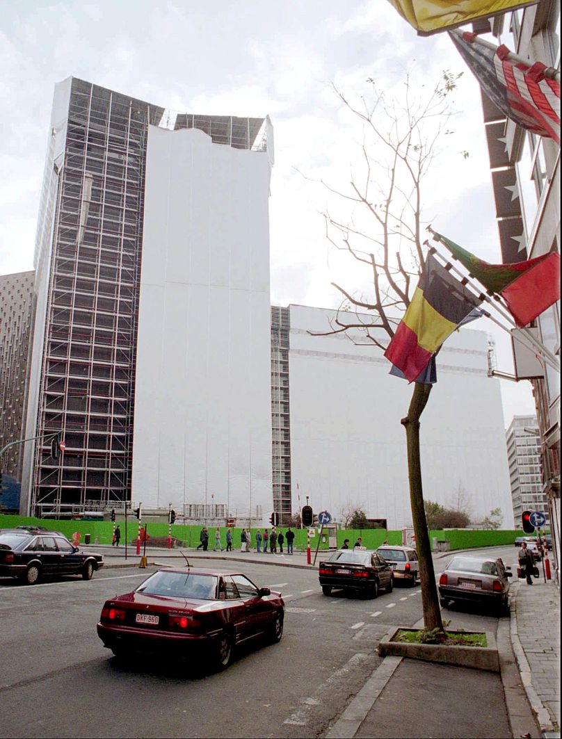 Budynek Komisji Europejskiej Berlaymont częściowo owinięty folią w ramach przygotowań do usunięcia azbestu, Bruksela, listopad 1995 r.