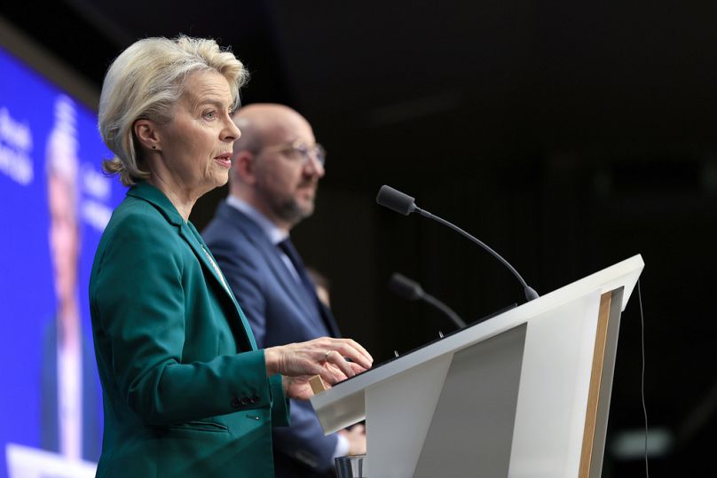 Przewodnicząca Komisji Europejskiej Ursula von der Leyen i przewodniczący Rady Europejskiej Charles Michel przemawiają na konferencji medialnej w Brukseli, marzec 2024 r.