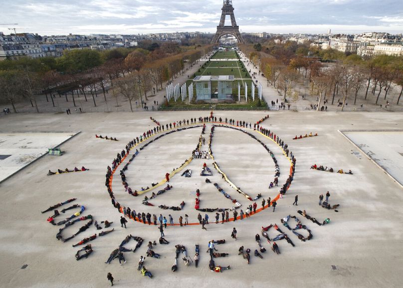 działacze na rzecz ochrony środowiska tworzą ludzki łańcuch reprezentujący znak pokoju i pisownię 