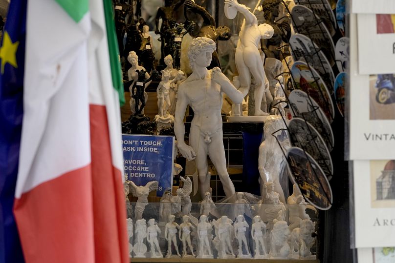 Pamiątki po XVI-wiecznym posągu Dawida Michała Anioła można zobaczyć w sprzedaży wśród innych pamiątek w sklepie w centrum Florencji