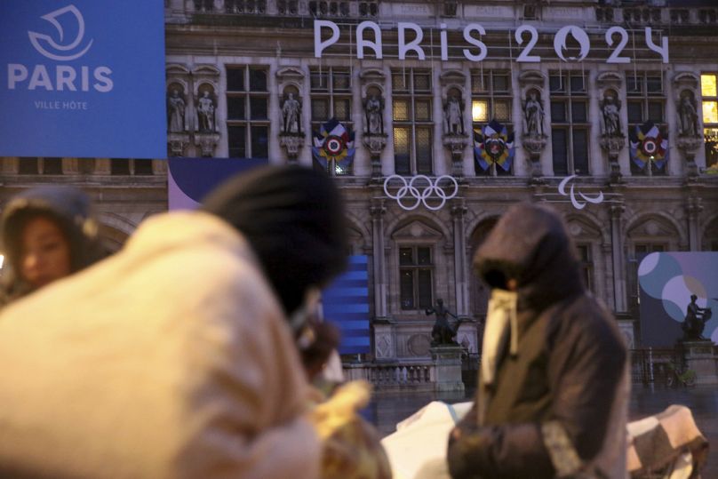Migranci stoją przed ratuszem w Paryżu, środa, 3 kwietnia 2024 r.