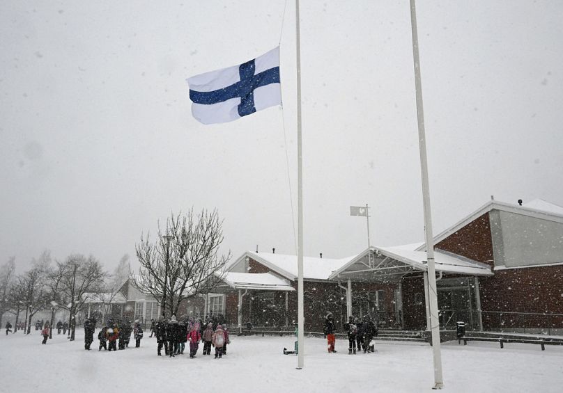 Flaga Finlandii opuszczona do połowy masztu w szkole Viertola w Vantaa w Finlandii, środa, 3 kwietnia 2024 r.