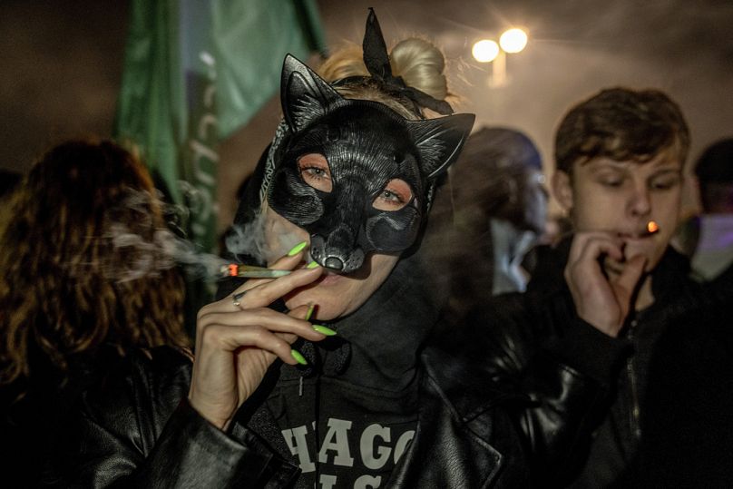 W poniedziałek ludzie palą papierosy z marihuaną przed Bramą Brandenburską podczas imprezy „Smoke-In” w Berlinie w Niemczech