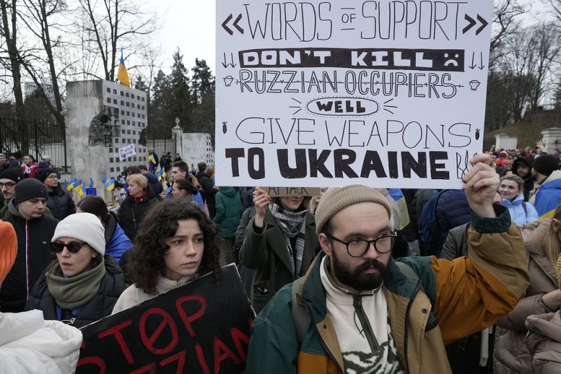 Ukraińcy i Polacy protestują przeciwko inwazji na Ukrainę przed Ambasadą Rosji w Warszawie.