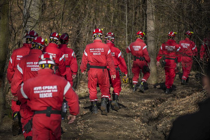 Zespół ratunkowy serbskiej policji przeszukuje las w pobliżu Boru w Serbii, piątek, 29 marca 2024 r.