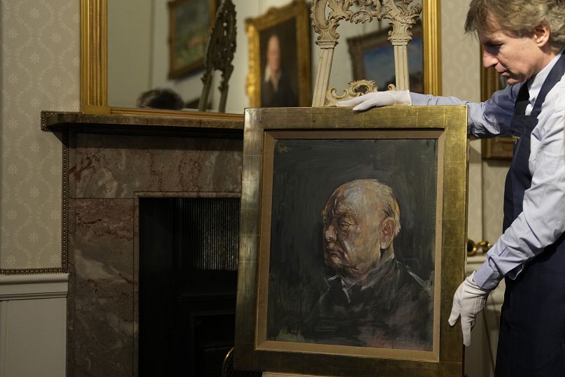 Pracownik Sotheby's pozuje dla mediów z portretem kultowego byłego brytyjskiego premiera Winstona Churchilla, namalowanym przez Grahama Sutherlanda w 1954 r.
