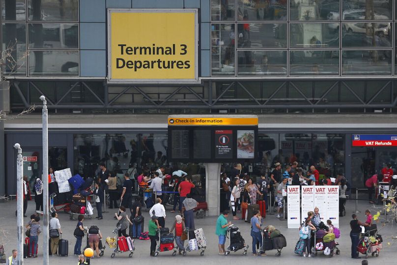 Na tym zdjęciu do pliku pasażerowie stoją w kolejce przed Terminalem 3 na lotnisku Heathrow