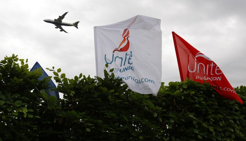 Banery związku Unite powiewają podczas byłego strajku na londyńskim lotnisku Heathrow