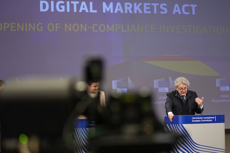 Europejska komisarz ds. Europy na miarę ery cyfrowej Margrethe Vestager i komisarz ds. rynku wewnętrznego Thierry Breton przemawiają dla mediów w Brukseli, kwiecień 2024 r.