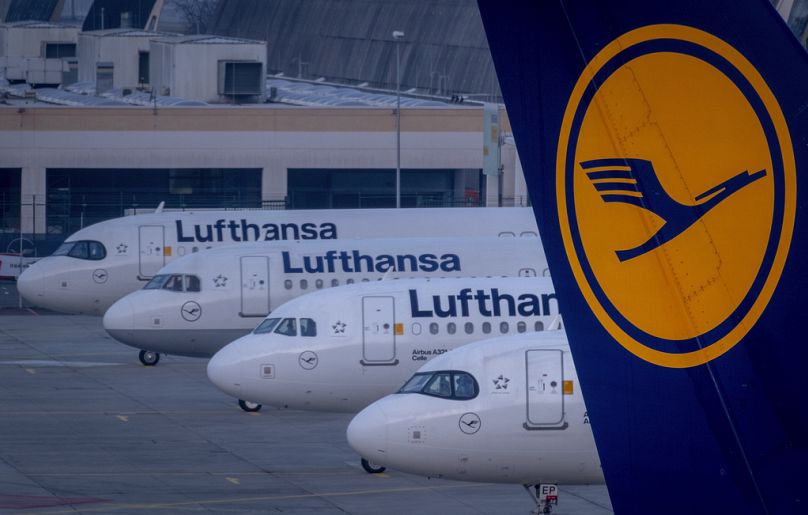 Lufthansa również wypadła dobrze w badaniu: wiele jej samolotów zaparkowanych jest na lotnisku we Frankfurcie w Niemczech