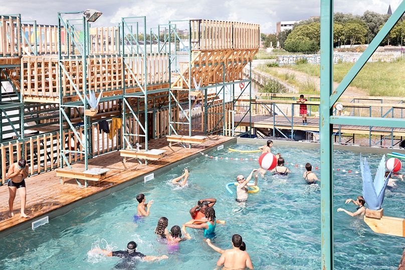 Podstawowa konstrukcja składa się z wielopoziomowych tarasów słonecznych owiniętych wokół basenu o wymiarach 17 x 7 m.