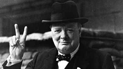 Były brytyjski premier Winston Churchill był powszechnie znany z używania znaku V jako symbolu „zwycięstwa” podczas II wojny światowej.