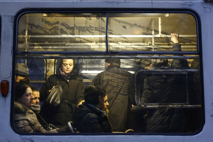 Ludzie jadą tramwajem w godzinach szczytu w Sarajewie, grudzień 2016 r