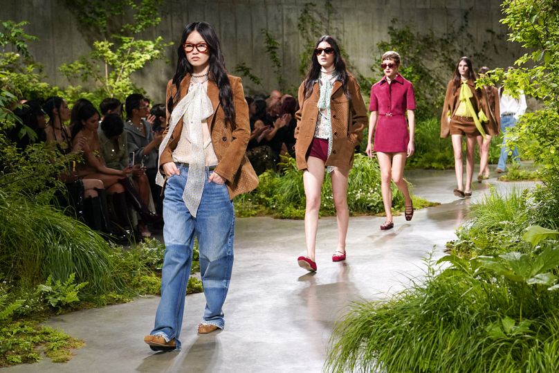 Modelki mają na sobie stroje na pokaz mody Gucci Cruise w Londynie, poniedziałek, 13 maja 2024 r.