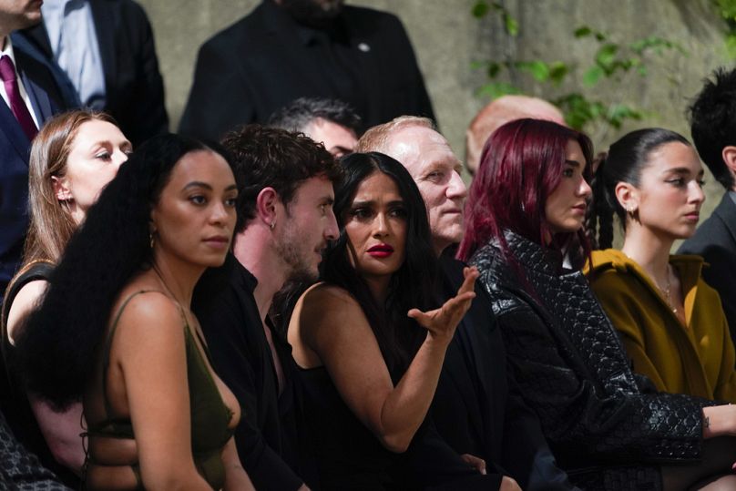 Od drugiej lewej strony Paul Mescal, Selma Hayek, François-Henri Pinault i Dua Lipa biorą udział w pokazie mody Gucci Cruise w Londynie, poniedziałek, 13 maja 2024 r.
