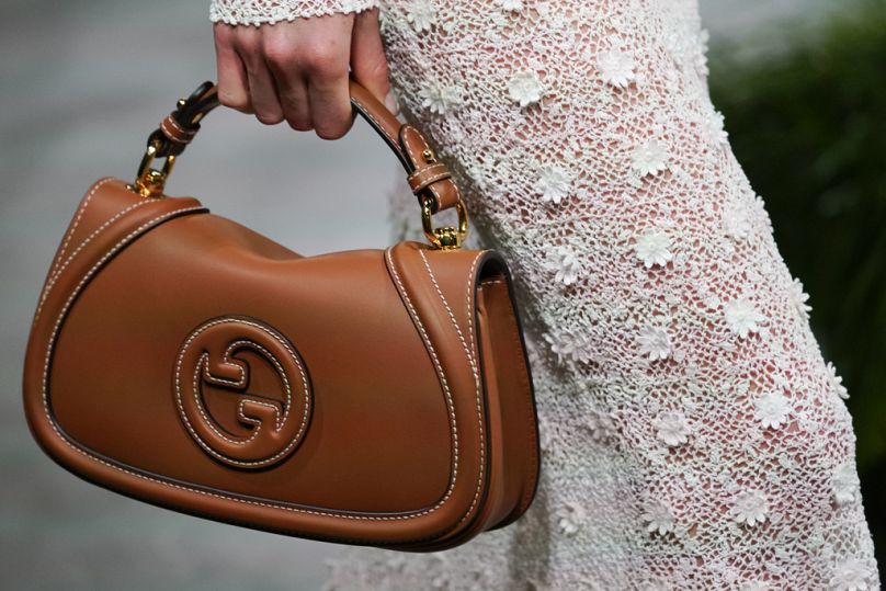 Zbliżenie torby w ramach pokazu mody Gucci Cruise w Londynie, poniedziałek, 13 maja 2024 r.