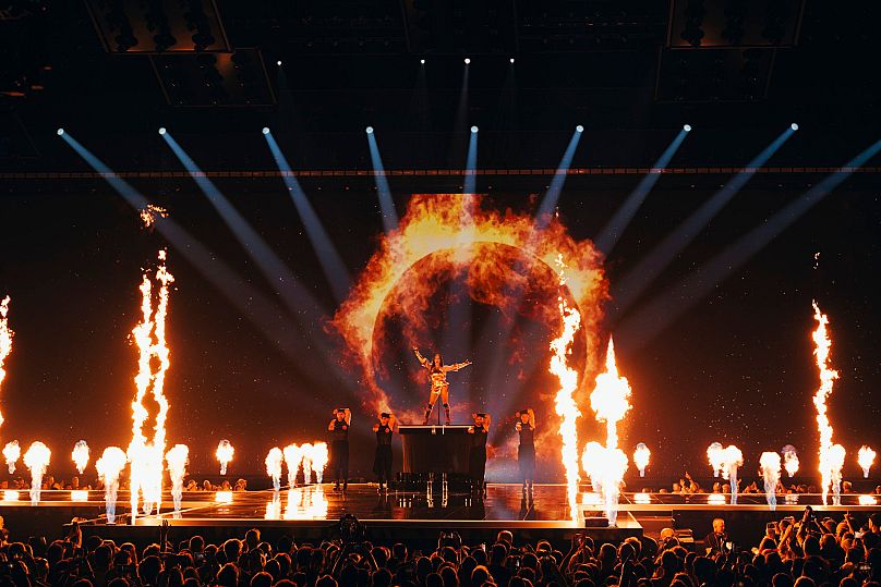 Nutsa Buzaladze z Gruzji tańczy pośród ognia, wykonując swój utwór „Firefighter”;  w drugim półfinale Eurowizji