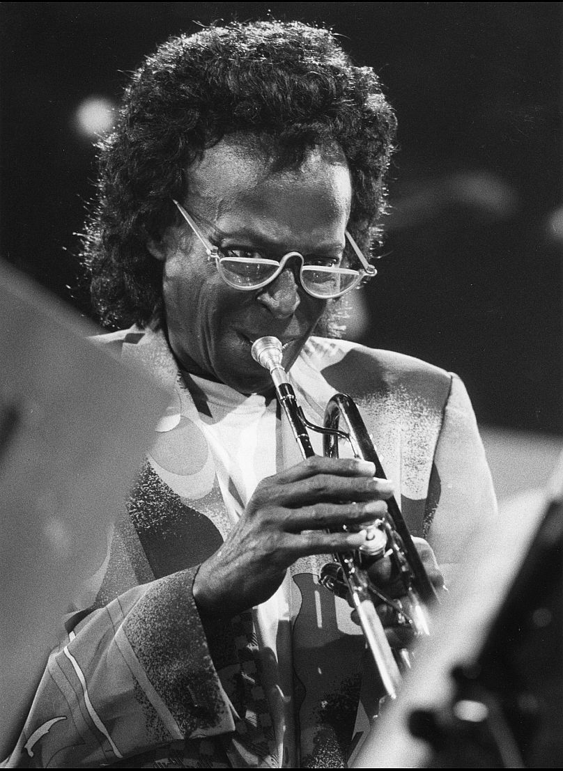 Miles Davis występuje w 1991 roku na Festiwalu Jazzowym w Montreaux w Szwajcarii.  Davis po raz pierwszy wystąpił na Newport Jazz Festival w 1955 roku