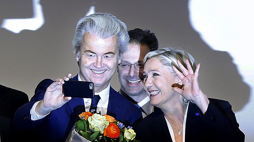 Geert Wilders (po lewej) robi sobie selfie z Marine Le Pen (po prawej) podczas spotkania europejskich nacjonalistów w Koblencji w Niemczech