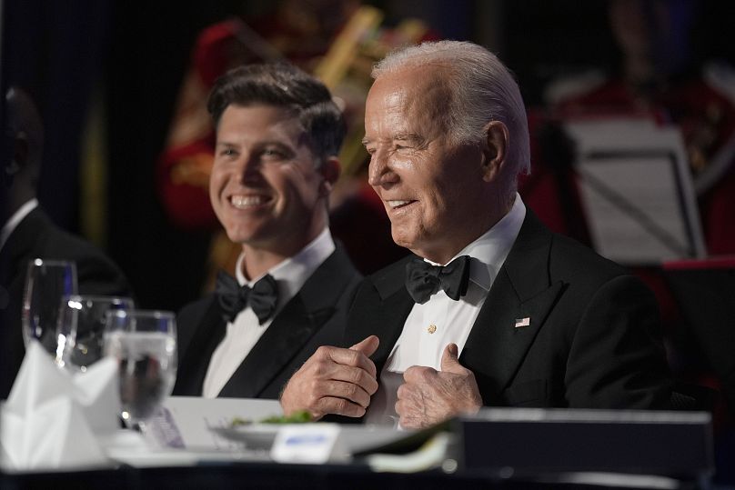 Prezydent Joe Biden (z prawej) i gospodarz Colin Jost biorą udział w kolacji Stowarzyszenia Korespondentów Białego Domu w hotelu Washington Hilton, sobota, 27 kwietnia 2024 r. w Waszyngtonie.