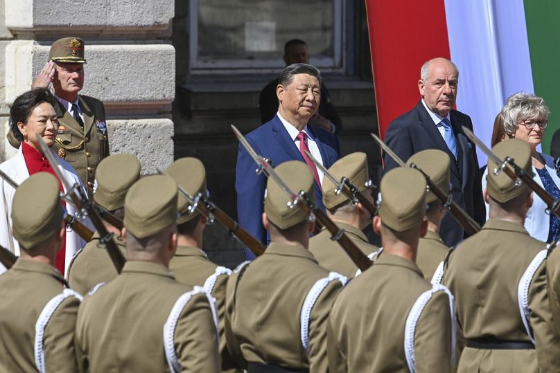 Węgierski prezydent Tamas Sulyok (z prawej strony) przyjmuje prezydenta Chin Xi Jinpinga z honorami wojskowymi na Dworze Lwa na Zamku Budapeszt, 9 maja 2024 r.